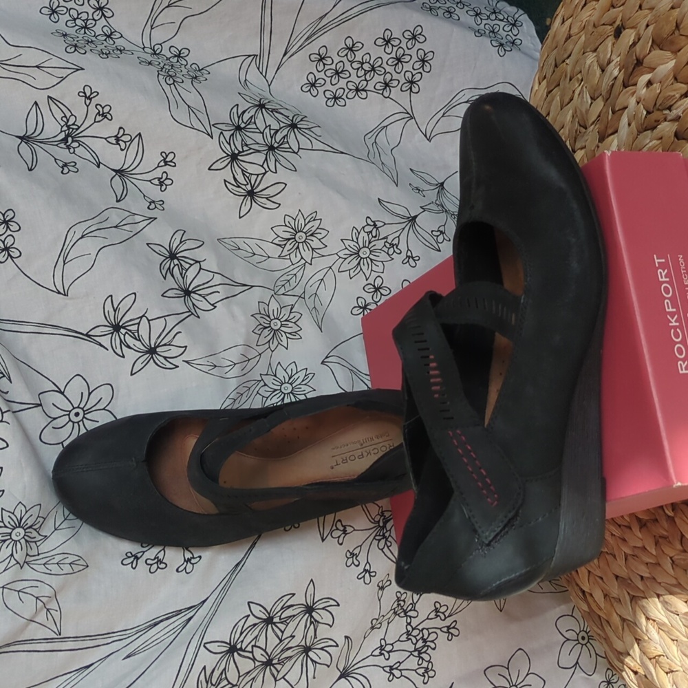 EUC Rockport Cobb Hill Janet Cross strap black leather wedge shoes